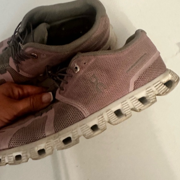 Old size 6 on sneakers , super worn but vintage and sweet - Picture 1 of 3